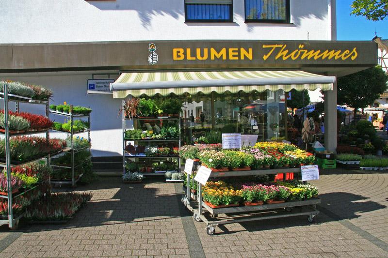 Außenansicht des Blumengeschäfts mit Blumenständen auf dem Gehweg