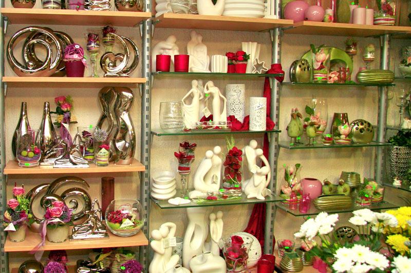 Dekorierter Innenraum mit Geschenkartikeln und Floristik