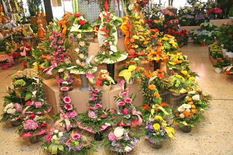 Frisch gebundene Blumensträuße im Verkaufsraum von Blumen & Geschenke Thömmes in Morbach